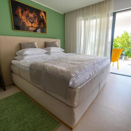 Sarah Villa Vantacici